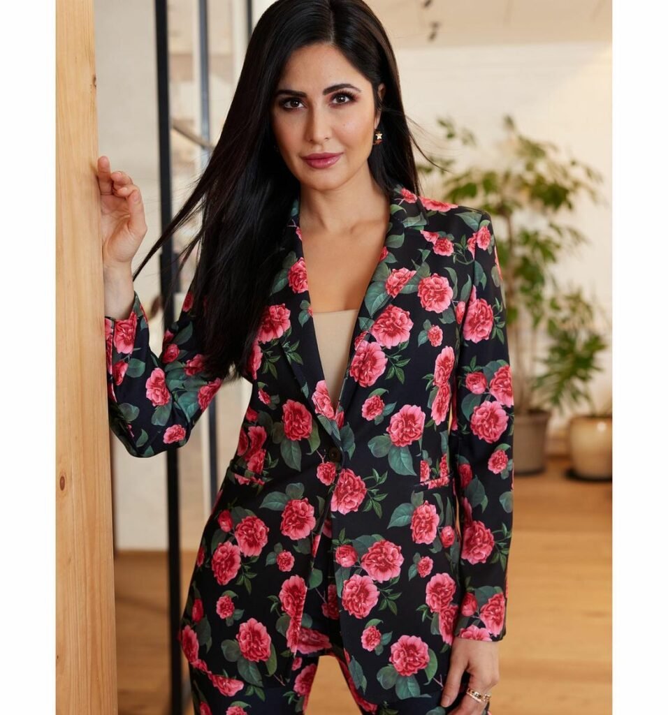 Katrina Kaif : పెళ్లైన తర్వాత ఇదే మొదటిసారి 2 katrina-kaif-phone-bhoot-trailer-launch-in-chic-power-suit