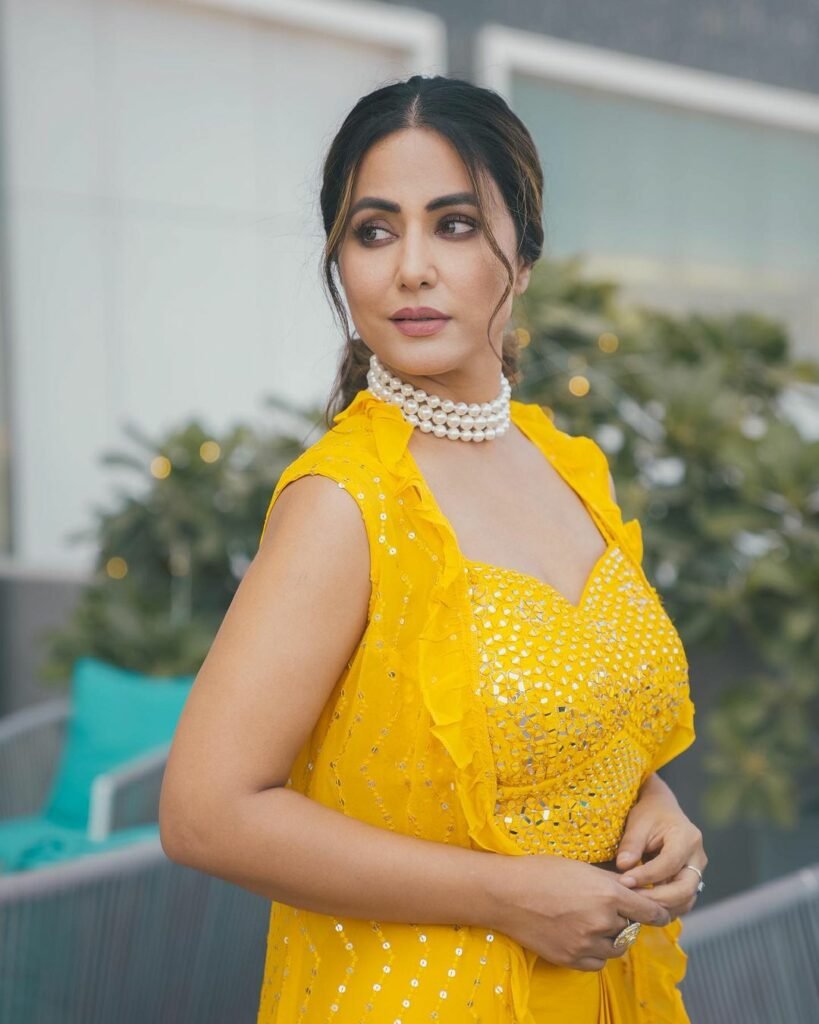 Hina Khan : కలర్ఫుల్ అవుట్ఫిట్తో కత్తిలా మెరుస్తోంది hina-khan-trending-chic-yellow-cape-dothi-style-skirt-pics