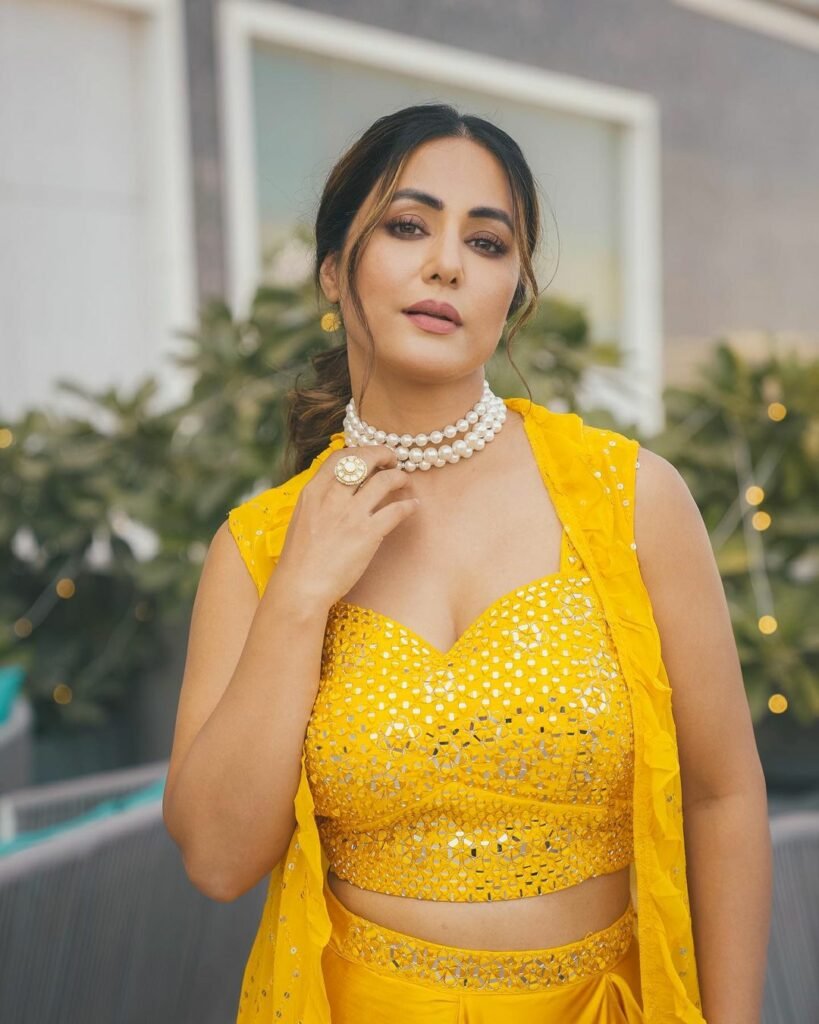 Hina Khan : కలర్ఫుల్ అవుట్ఫిట్తో కత్తిలా మెరుస్తోంది hina-khan-trending-chic-yellow-cape-dothi-style-skirt-pics