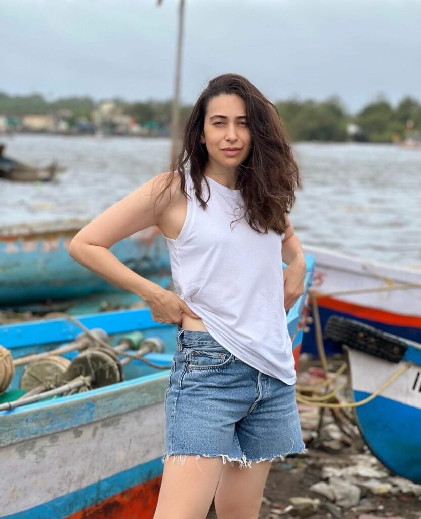 Karishma Kapoor : 50కి దగ్గరవుతున్నా తగ్గట్లేదు 6 karishma-kapoor-trending-glamours-denims-outfit-stills