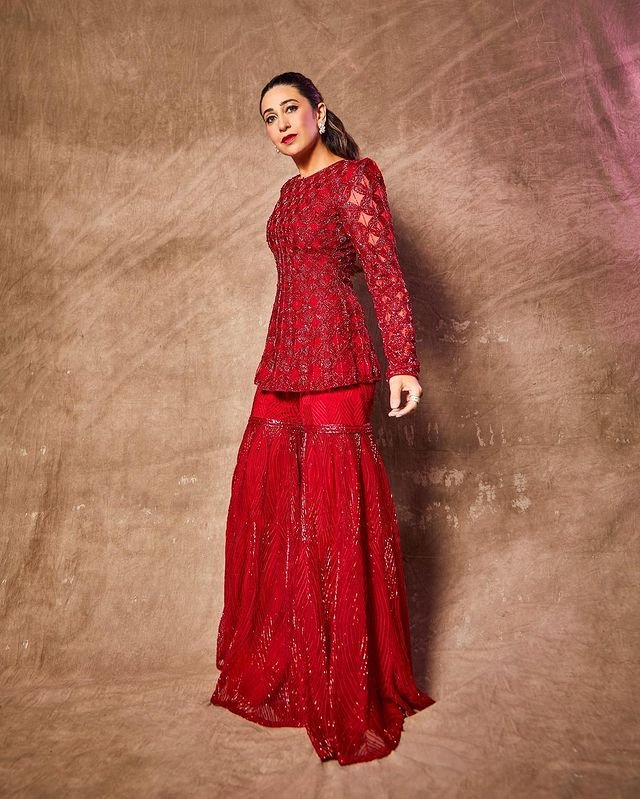 Karishma Kapoor : 50కి దగ్గరవుతున్నా తగ్గట్లేదు 8 karishma-kapoor-trending-glamours-denims-outfit-stills