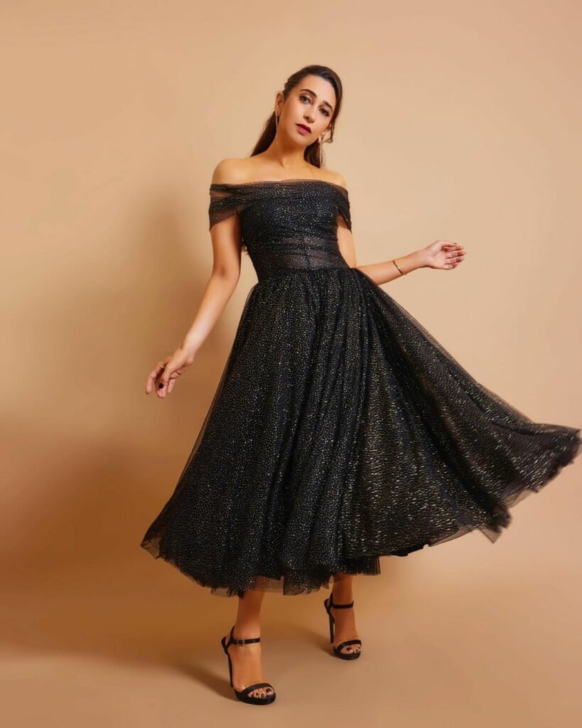 Karishma Kapoor : 50కి దగ్గరవుతున్నా తగ్గట్లేదు 7 karishma-kapoor-trending-glamours-denims-outfit-stills