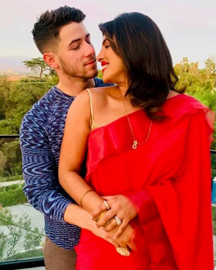 Priyanka Chopra : చీరకట్టుతో సెగలు రేపుతున్న దేశీ గర్ల్ 2 priyanka-chopra-desi-girl-glam-to-los-angeles-in-gorgeous-yellow-saree