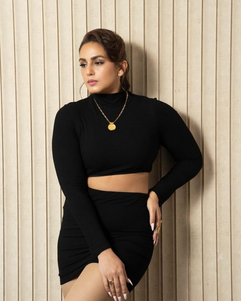 Huma Qureshi : స్పైసీ లుక్కు..యూత్ కిక్కు huma-qureshi-latest-trending-glamours-black-outfit-pics