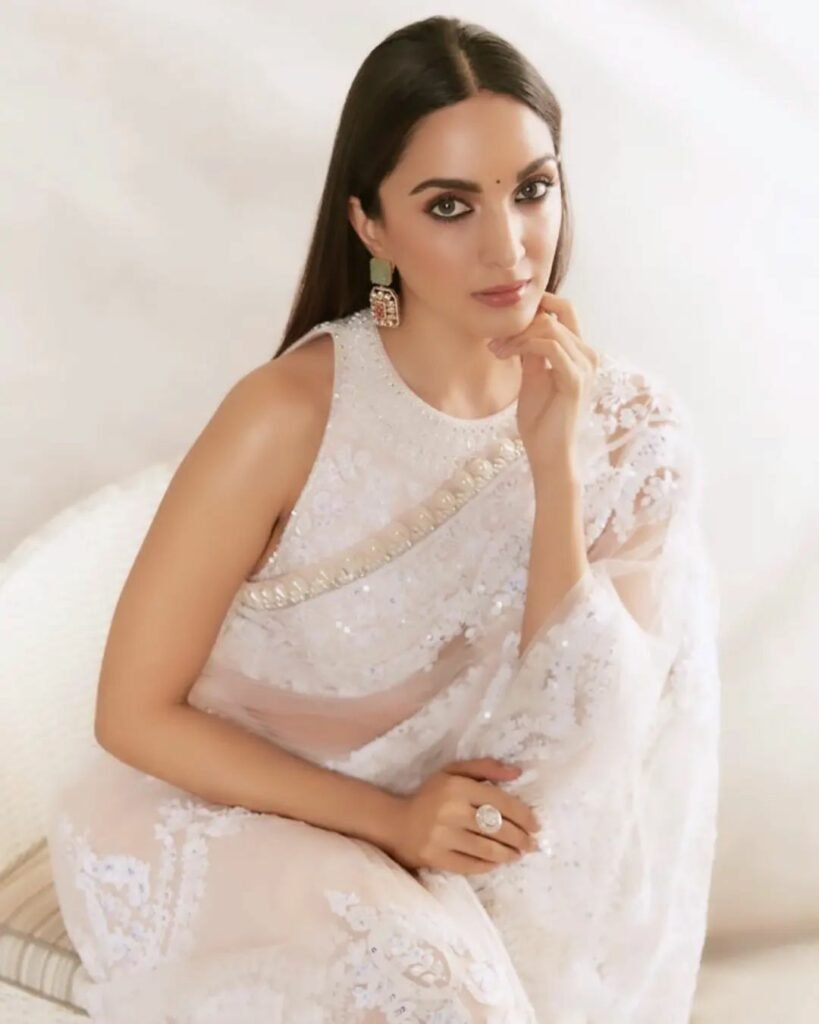 Kiara Advani : తెల్ల చీరతో చెమటలు పట్టిస్తోంది kiara-advani-latest-trending-glamours-ethnic-white-saree-pics