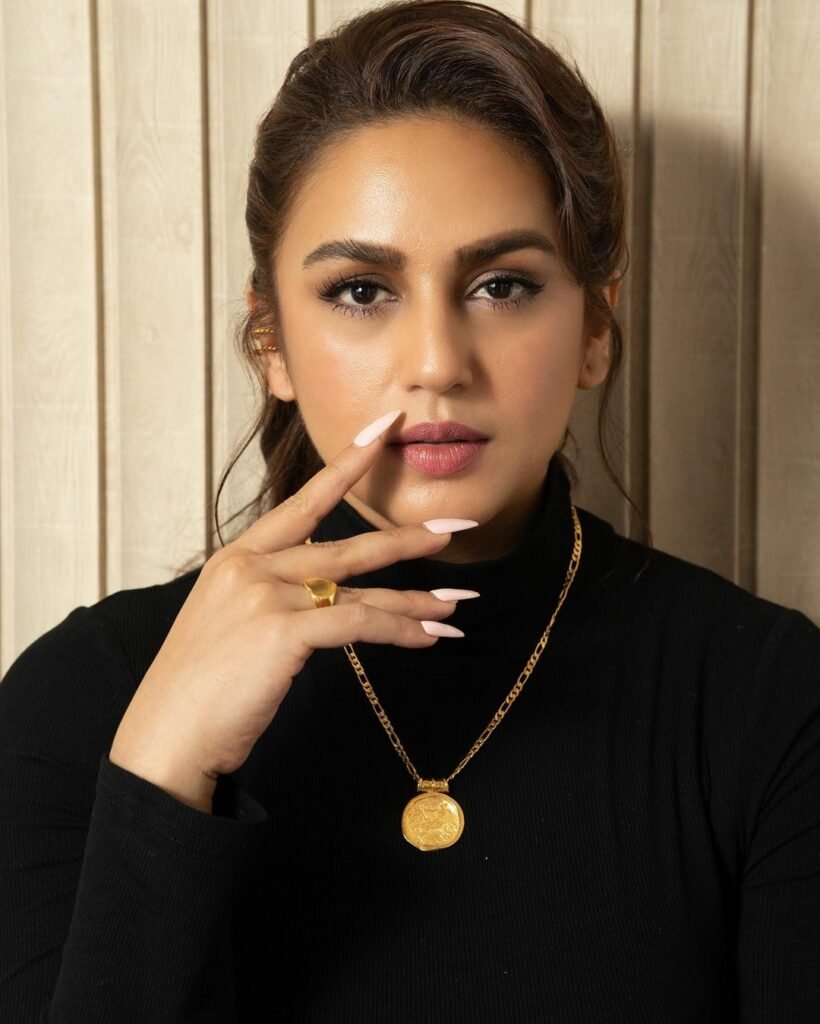 Huma Qureshi : స్పైసీ లుక్కు..యూత్ కిక్కు huma-qureshi-latest-trending-glamours-black-outfit-pics