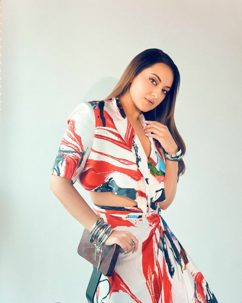 Sonakshi Sinha : లుంగీ కట్టిన xxl బ్యూటీ 4 sonakshi-sinha-trending-latest-dovathi-style-out-fit-photo-shoot-stills