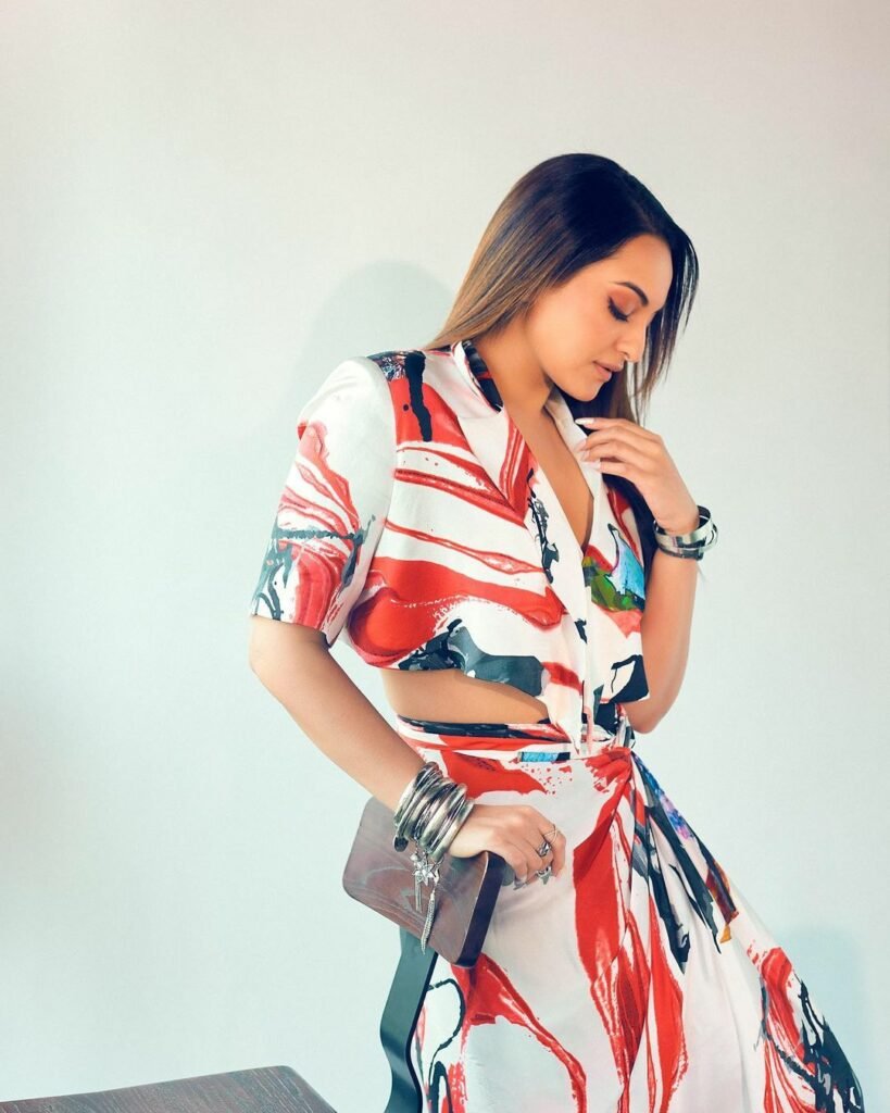 Sonakshi Sinha : లుంగీ కట్టిన xxl బ్యూటీ 6 sonakshi-sinha-trending-latest-dovathi-style-out-fit-photo-shoot-stills