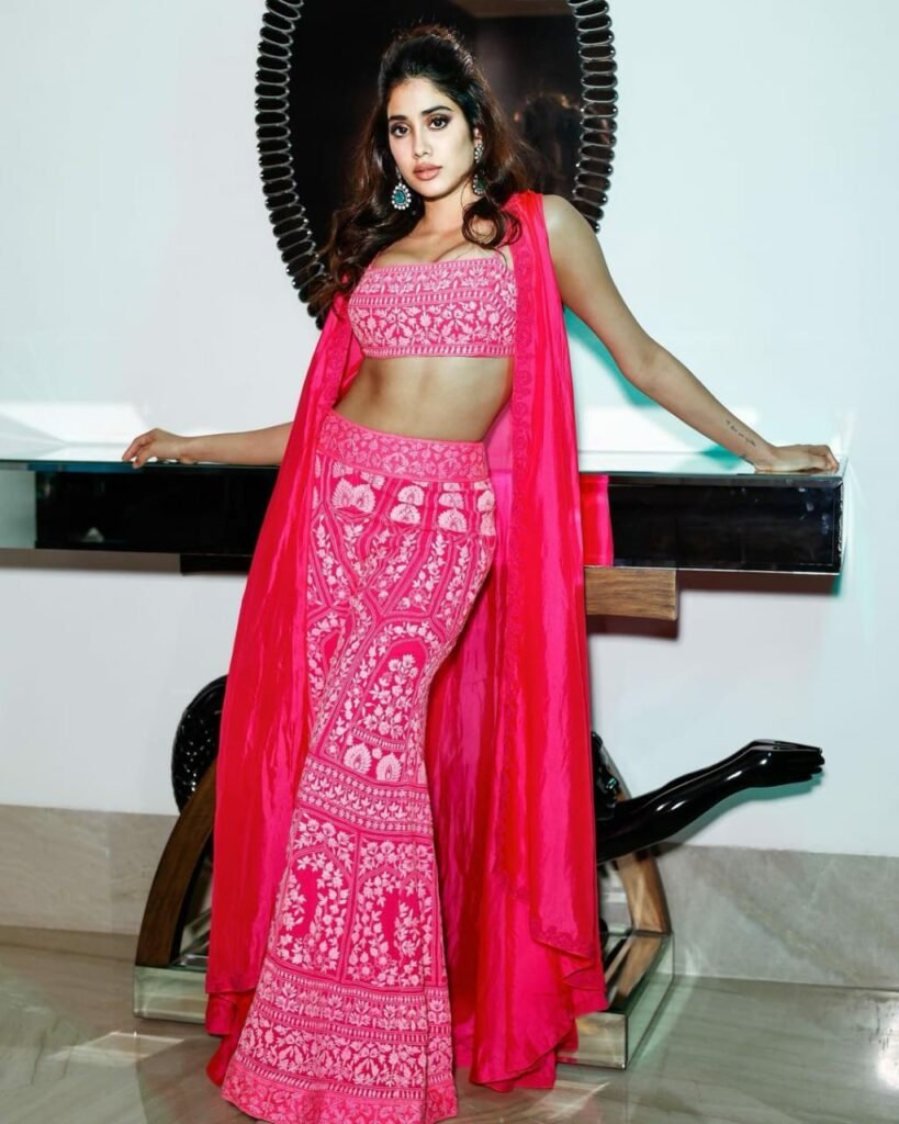 Janhvi Kapoor : ఆహా ఏమి ఒంపులు.. నీ సొగసు చూడతరమా అంటున్న నెటిజెన్లు janhvi-kapoor-trending-glamours-looksin-ethnic-wear-at-jaipur-concert