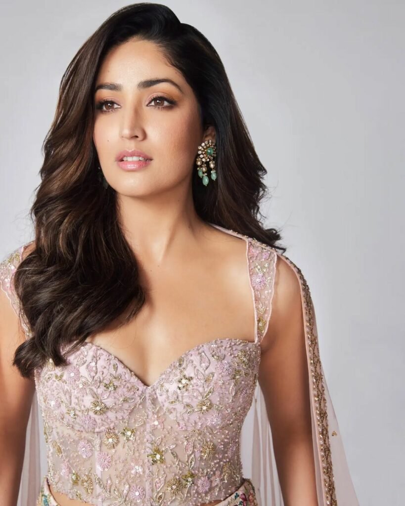Yami Goutam : నితిన్ హీరోయిన్ అందం అసలు సీక్రెట్ ఇదే 2 yami-goutam-trending-stunning-looks-in-ethnic-wear