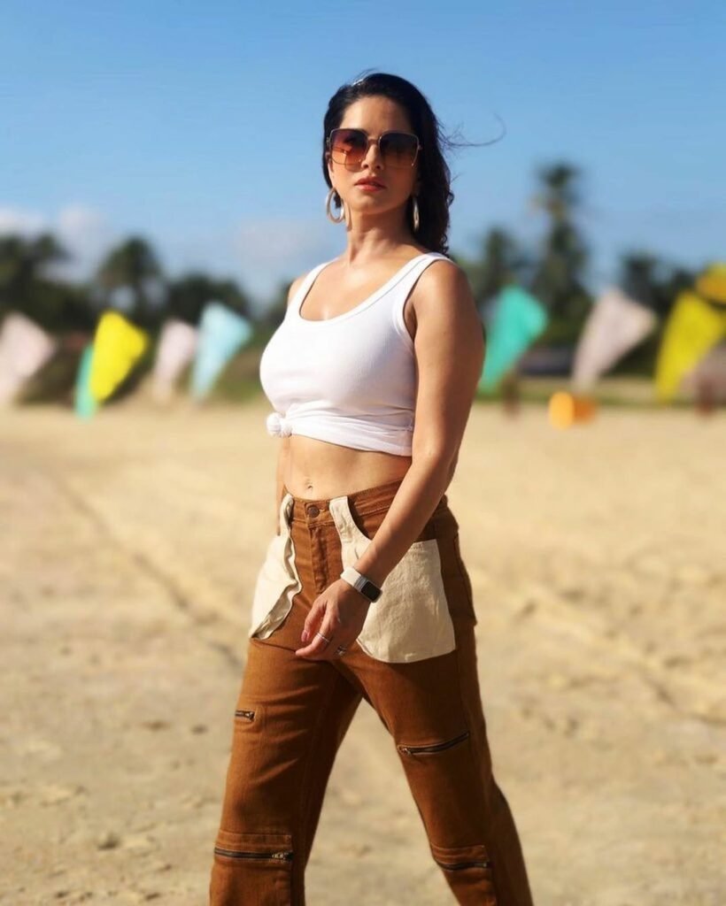 Sunny Leone : గోవా బీచ్లో హాట్ భంగిమలు..కుర్రాళ్లకు నిద్రలేకుండా చేస్తున్న బోల్డ్ స్టార్ 3 sunny-leone-trending-glamours-photos-at-goa-beach
