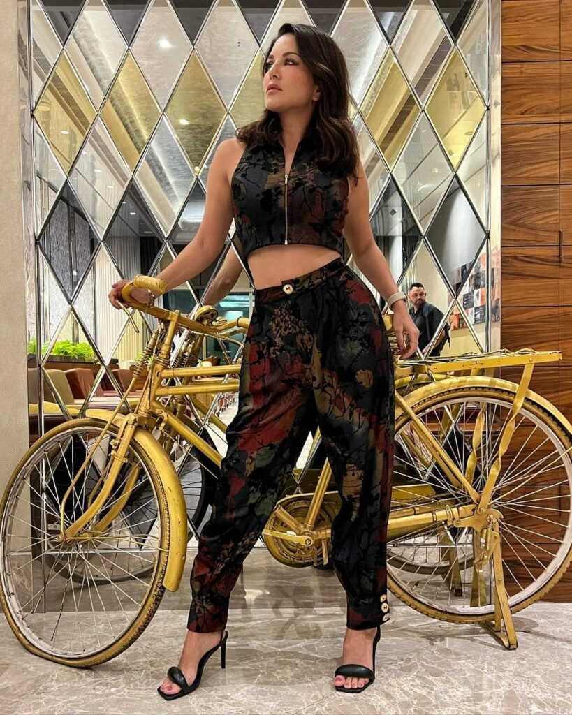 Sunny Leone : గోవా బీచ్లో హాట్ భంగిమలు..కుర్రాళ్లకు నిద్రలేకుండా చేస్తున్న బోల్డ్ స్టార్ 2 sunny-leone-trending-glamours-photos-at-goa-beach