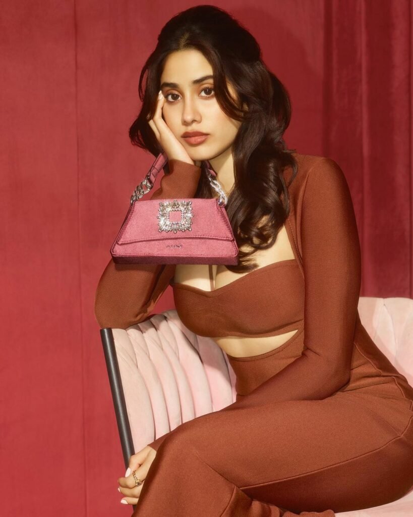 Janhvi kapoor : చిన్నదైనా ఆ విషయంలో మహా ముదురు 7 janhvi-kapoor-figure-hugging-bodycon-dress-firing-internet