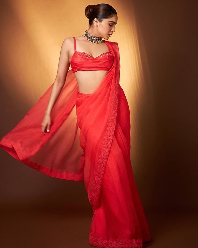 Sharvari Wagh : నిద్రపోనివ్వని నాభి అందాలు, ఎద సోయగాలు sharvari-wagh-trending-candid-pose-in-traditional-attire