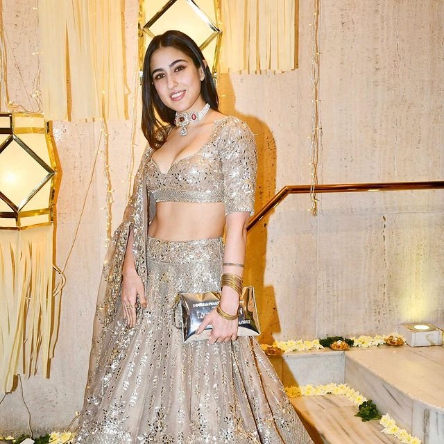 Saara Ali Khan : ఎక్స్పోజింగ్తో రెచ్చిపోతున్న స్టార్ హీరో కూతురు saara-ali-khan-pretty-ethnic-looks-in-manish-malhotra-diwali-bash