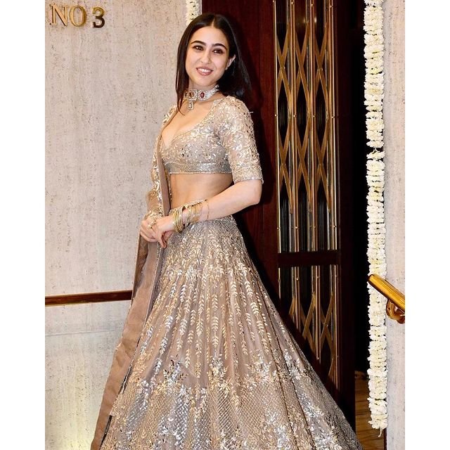 Saara Ali Khan : ఎక్స్పోజింగ్తో రెచ్చిపోతున్న స్టార్ హీరో కూతురు 2 saara-ali-khan-pretty-ethnic-looks-in-manish-malhotra-diwali-bash