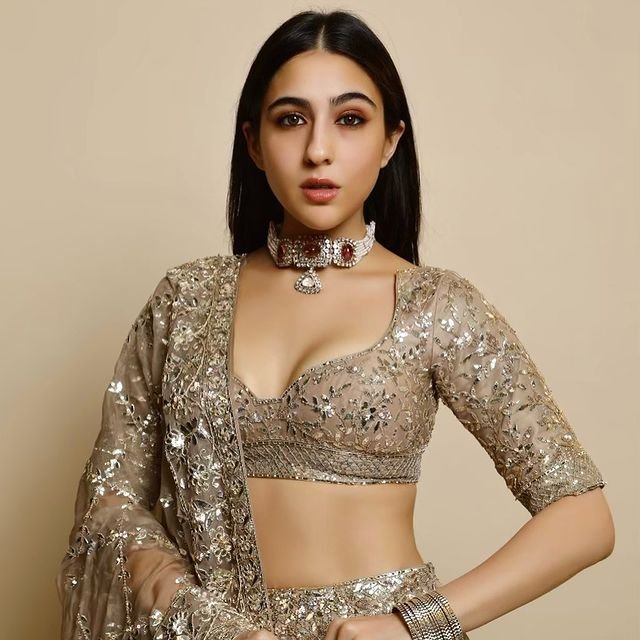 Saara Ali Khan : ఎక్స్పోజింగ్తో రెచ్చిపోతున్న స్టార్ హీరో కూతురు saara-ali-khan-pretty-ethnic-looks-in-manish-malhotra-diwali-bash