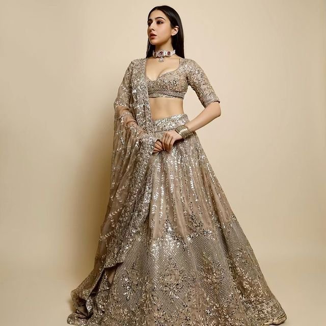 Saara Ali Khan : ఎక్స్పోజింగ్తో రెచ్చిపోతున్న స్టార్ హీరో కూతురు saara-ali-khan-pretty-ethnic-looks-in-manish-malhotra-diwali-bash