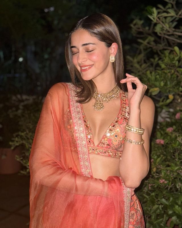 Ananya Pandey : నైట్ పార్టీకి ఆ డ్రెస్తో వెళ్లిన విజయ్ హీరోయిన్ 2 ananya-pandey-festive-look-in-black-manish-malhotra-sharara-set