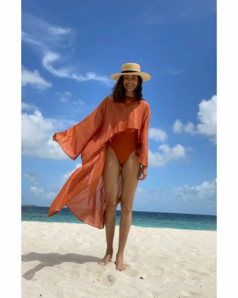 Anushka Sharma : ఆకుపచ్చని చీరతో అందాలు పరుస్తున్న స్టార్ క్రికెటర్ భార్య 3 anushka-sharma-glamours-looks-in-see-through-green-sareeks-in-see-through-green-saree