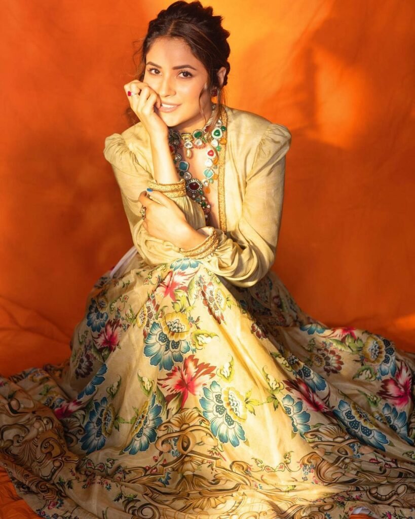 Shehnaaz Gill : హాట్ ఫోజులతో కేకపెట్టిస్తోన్న బాలీవుడ్ నటి 3 shehnaaz-gill-trending-glamours-looks-in-ethnic-lehenga-set