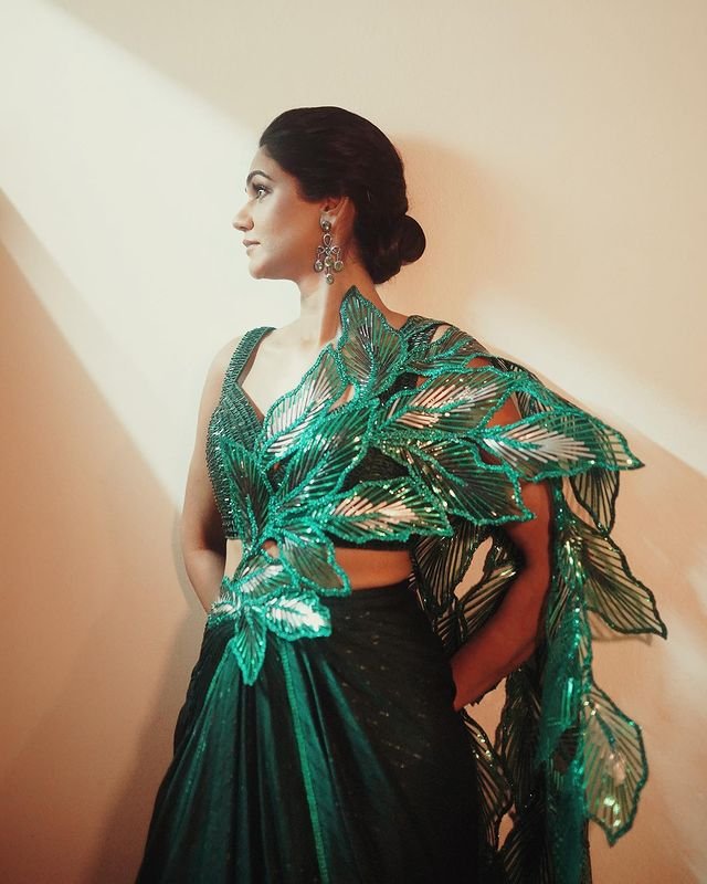 Allu Sneha : ఆ విషయంలో బన్నీని ఫాలో అవుతున్న భార్య 6 allu-sneha-latest-trending-glamours-looks-in-metalic-saree