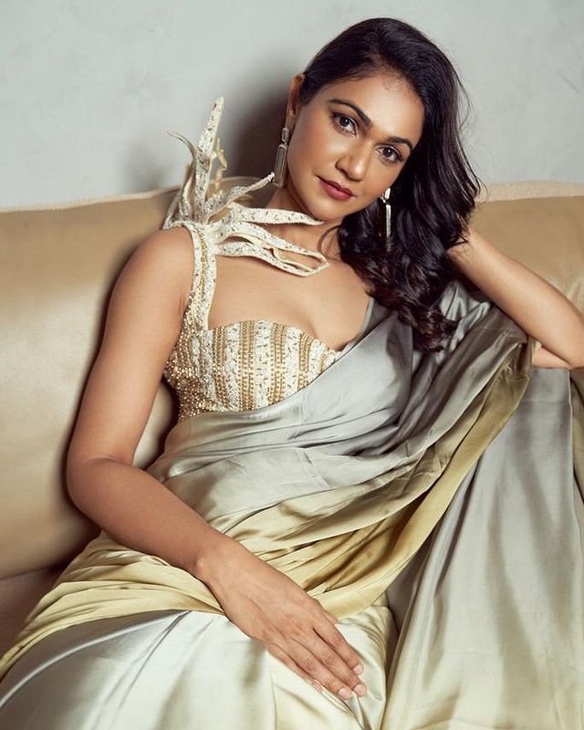 Allu Sneha : ఆ విషయంలో బన్నీని ఫాలో అవుతున్న భార్య 3 allu-sneha-latest-trending-glamours-looks-in-metalic-saree