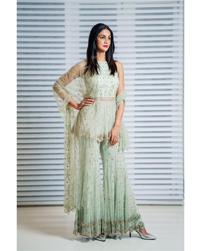Allu Sneha : ఆ విషయంలో బన్నీని ఫాలో అవుతున్న భార్య 4 allu-sneha-latest-trending-glamours-looks-in-metalic-saree