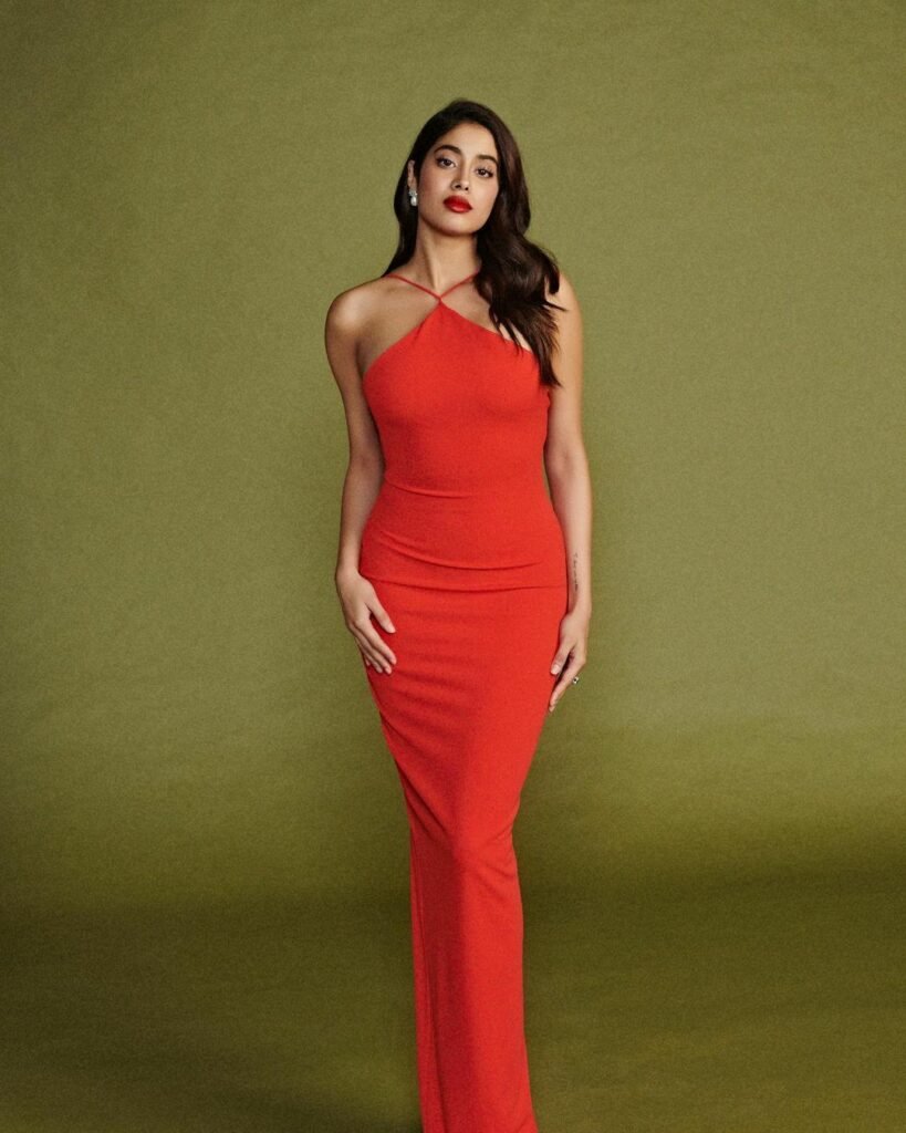 Janhvi Kapoor : సెక్సీ లుక్స్తో కైపెక్కిస్తోన్న హాట్ బ్యూటీ janhvi-kapoor-glamorous-diva-in-figure-hugging-red-gown-for-mili-promotions