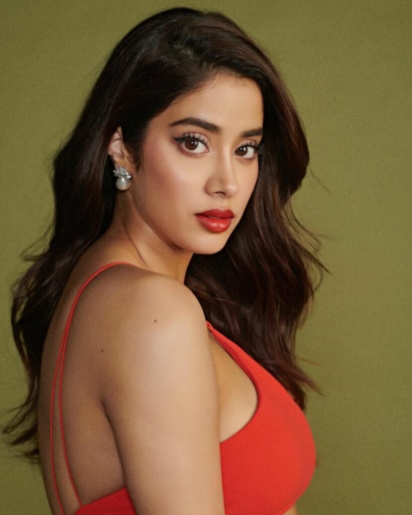 Janhvi Kapoor : సెక్సీ లుక్స్తో కైపెక్కిస్తోన్న హాట్ బ్యూటీ janhvi-kapoor-glamorous-diva-in-figure-hugging-red-gown-for-mili-promotions