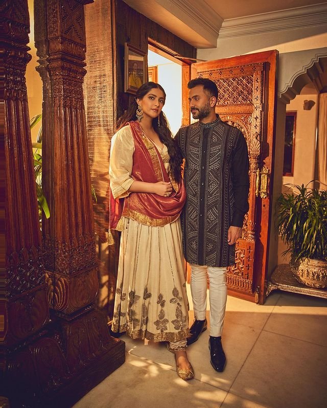 Sonam Kapoor : ఒక బిడ్డకు తల్లైనా అందాలు తరగలేదు 2 sonam-kapoor-looking-gorgeous-in-boho-style-black-out-fit