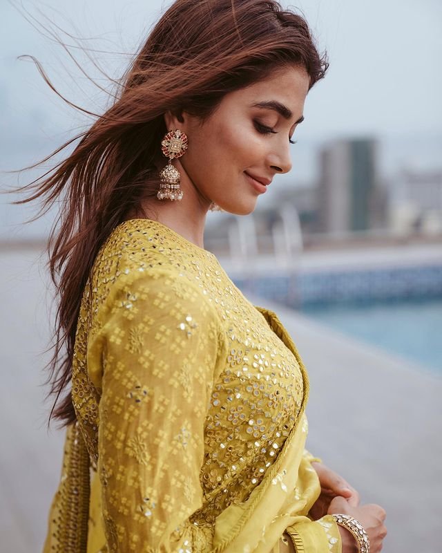 Pooja Hegde : నిమ్మపండు డ్రెస్సులో సీక్రెట్ అందాల విందు 4 pooja-hegde-glamours-looks-in-fresh-lime-lehenga-set-fires-internet