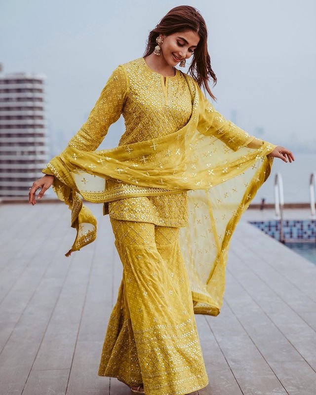 Pooja Hegde : నిమ్మపండు డ్రెస్సులో సీక్రెట్ అందాల విందు 3 pooja-hegde-glamours-looks-in-fresh-lime-lehenga-set-fires-internet