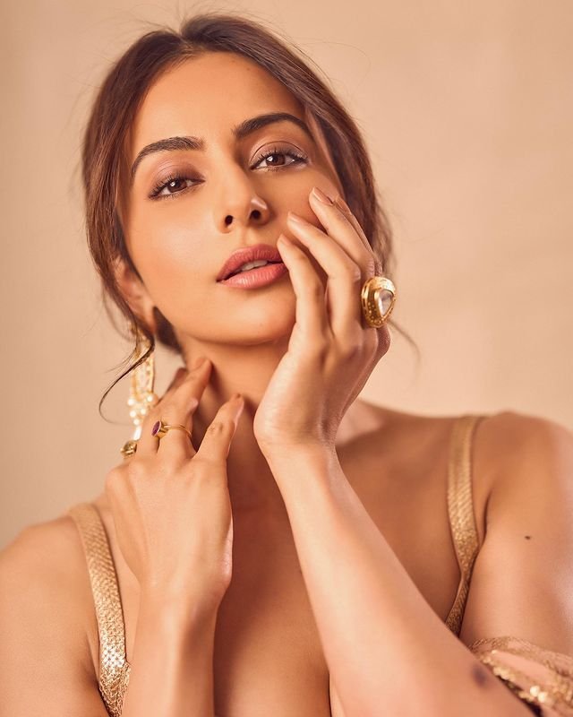 Rakul Preet Singh : మత్తెక్కిస్తున్న రకుల్ లెహెంగా అందాలు rakul-preet-singh-glamours-looks-in-gorgeous-lehenga-set