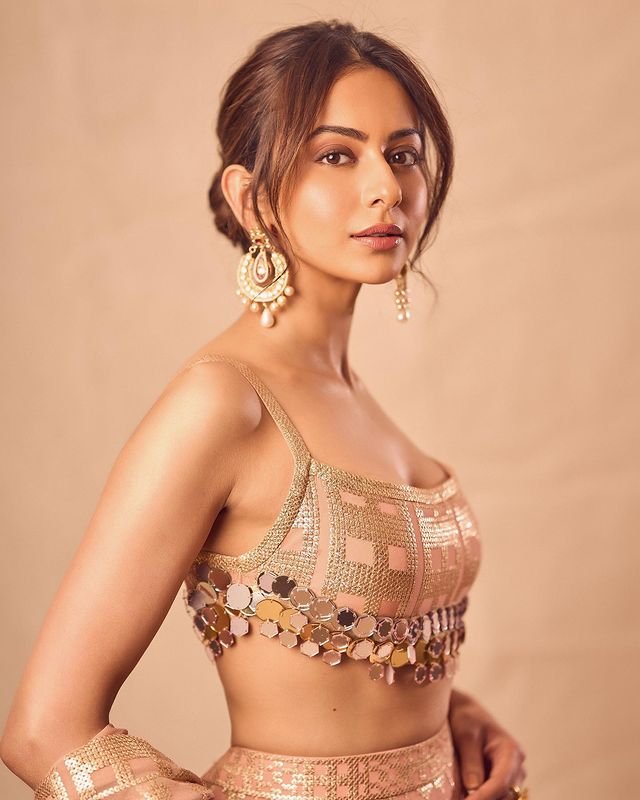 Rakul Preet Singh : మత్తెక్కిస్తున్న రకుల్ లెహెంగా అందాలు rakul-preet-singh-glamours-looks-in-gorgeous-lehenga-set