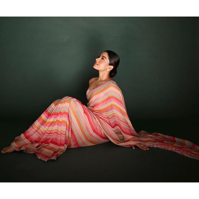 Rashmika Mandanna : కుర్రాళ్లంతా ఆ పేరే జపిస్తున్నారు 3 rashmika-mandanna-glamours-looks-in-stunning-ethnic-wear-outfit