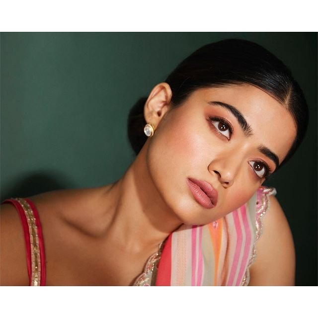 Rashmika Mandanna : కుర్రాళ్లంతా ఆ పేరే జపిస్తున్నారు 4 rashmika-mandanna-glamours-looks-in-stunning-ethnic-wear-outfit