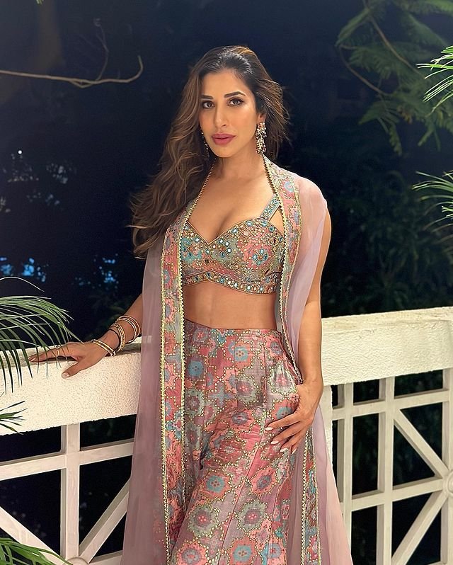 Sophie choudry : ఎద అందాలతో పిచ్చెక్కిస్తోన్న బాలీవుడ్ బ్యూటీ 3 sophie-choudry-lehenga-is-here-to-serve-fresh-festive-vibes