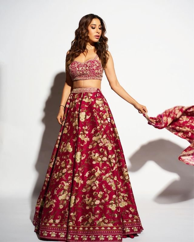 Sophie choudry : ఎద అందాలతో పిచ్చెక్కిస్తోన్న బాలీవుడ్ బ్యూటీ sophie-choudry-lehenga-is-here-to-serve-fresh-festive-vibes
