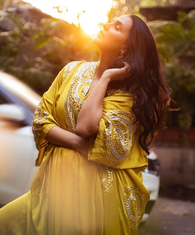 Neha Dhupia : కేకపుట్టిస్తున్న బోల్డ్ స్టార్ అందాలు 2 neha-dhupia-stunning-looks-in-yellow-kaftan-by-abu-jani-and-sandeep-khosla
