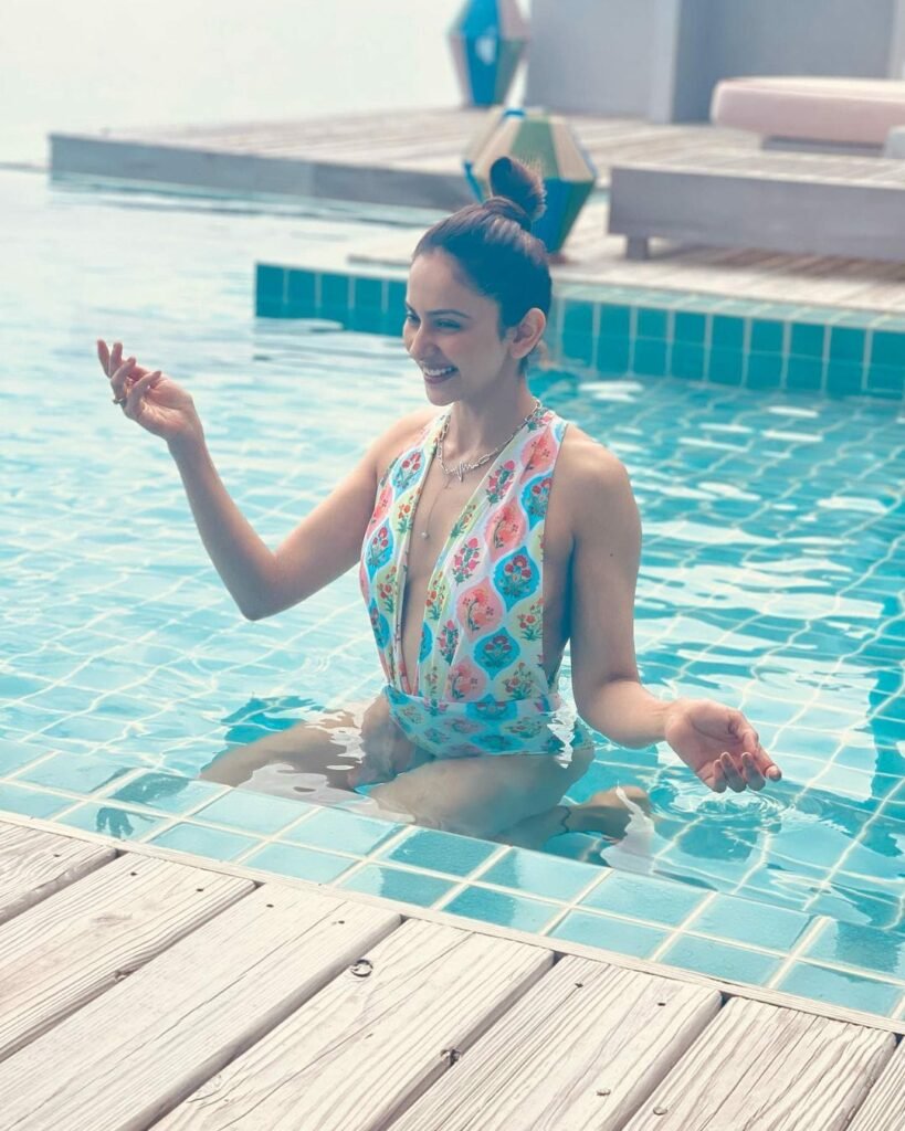 Rakul Preet Singh : ద్వీప దేశంలో బికినీతో తిరిగేస్తోన్న స్టార్ హీరోయిన్ rakul-preet-singh-island-babe-in-bikini-top-at-maldives