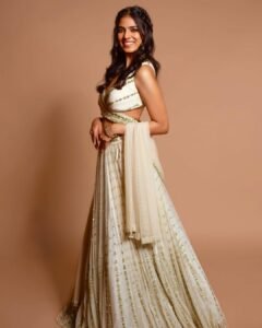 Malavika Mohanan : టైట్ ఫిట్ అందాలతో టెంప్ట్ చేస్తున్న కుర్ర హీరోయిన్ 5 malavika-mohanan-latest-trendy-looks-in-white-colour-bodycon-dress