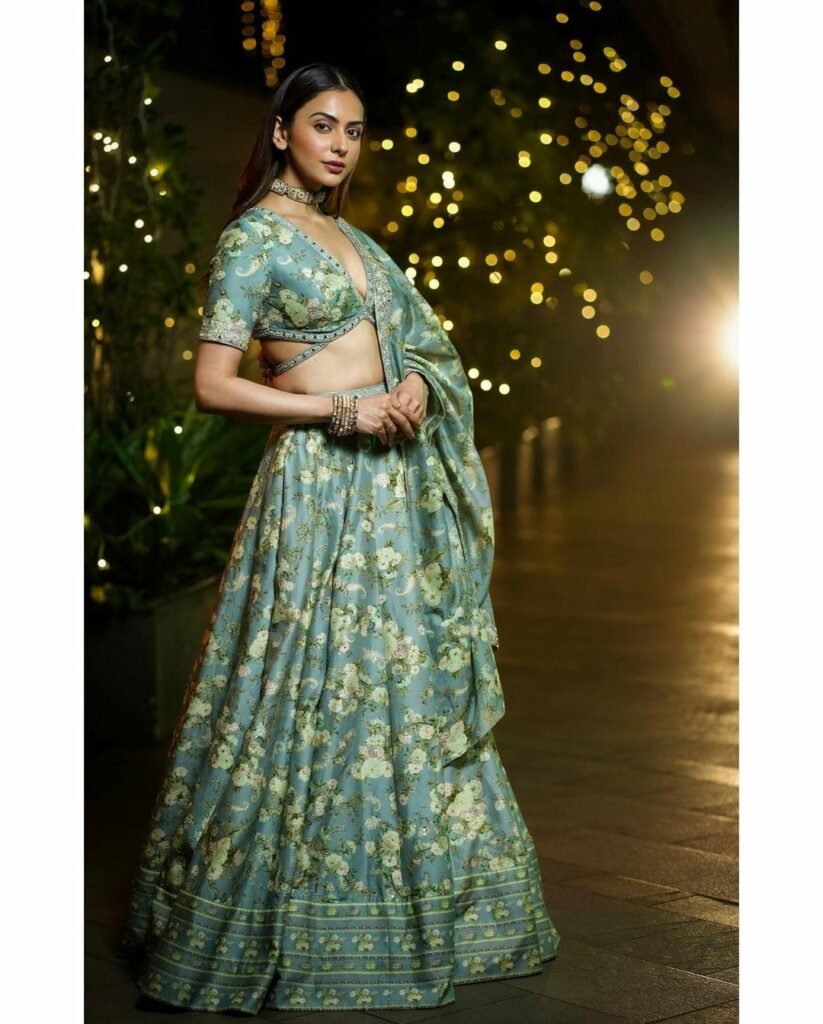 Rakul Preet Singh : స్టైలిష్ స్టార్ అనిపించుకుంటున్న రకుల్ 6 rakul-preet-singh-stunning-looks-in-trendy-lehenga-set