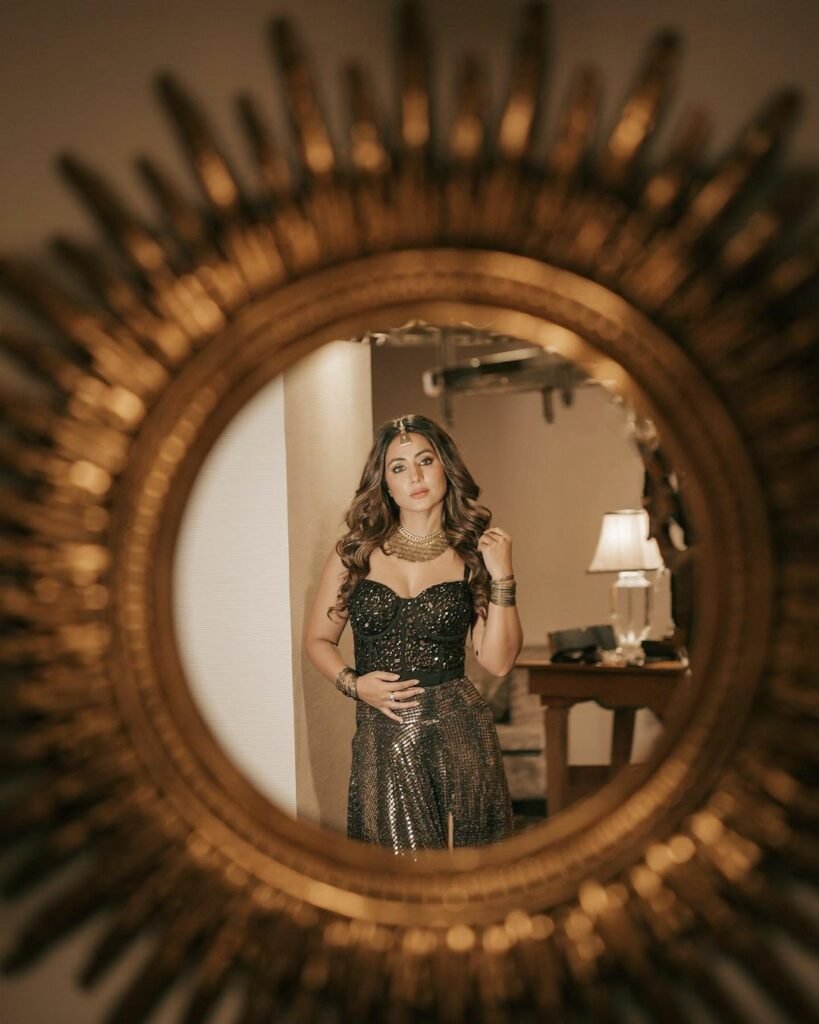 Hina khan : ముందు,వెనక చూపిస్తూ మెంటల్ ఎక్కిస్తోంది hina-khan-glamours-looks-in-black-metalic-outfit