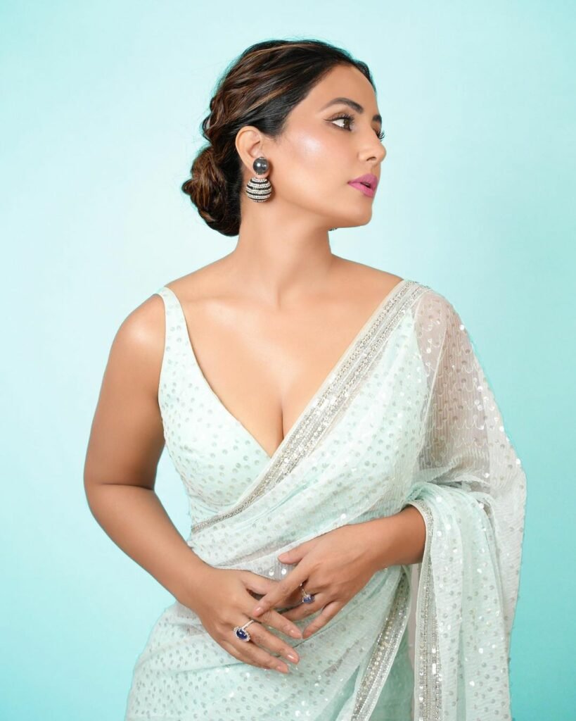 Hina khan : ముందు, వెనక చూపిస్తూ మెంటల్ ఎక్కిస్తోంది 4 hina-khan-glamours-looks-in-black-metalic-outfit