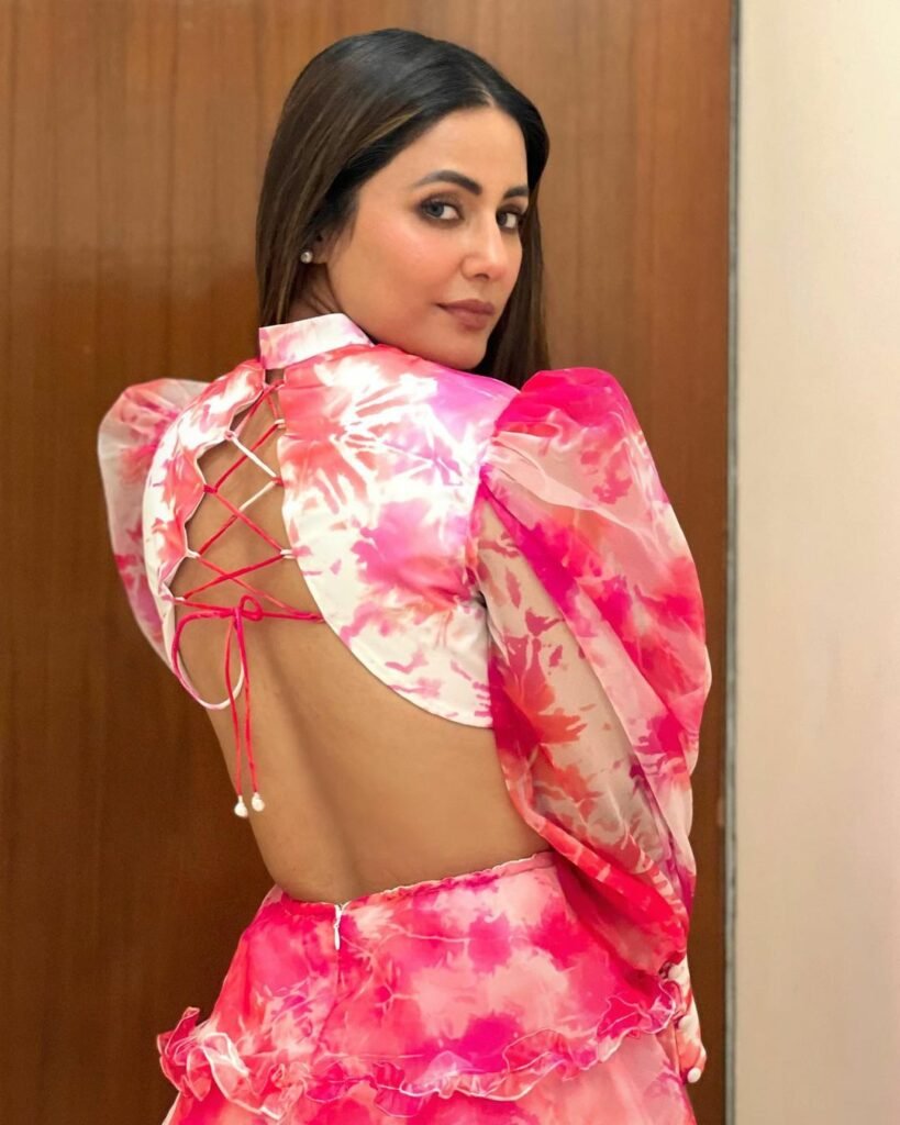 Hina khan : ముందు, వెనక చూపిస్తూ మెంటల్ ఎక్కిస్తోంది 2 hina-khan-glamours-looks-in-black-metalic-outfit