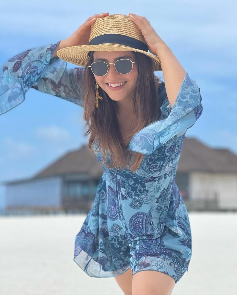 Aamna Sharif : బీచ్ లో బ్లూ మ్యాజిక్ చేస్తున్న హాట్ భామ 5 aamna-sharif-stunning-shiffon-dress-in-beach-vacation