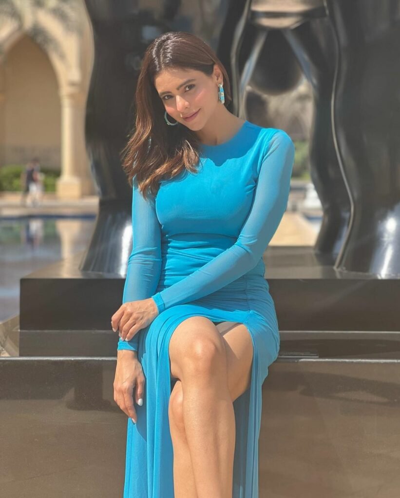 Aamna Sharif : బీచ్ లో బ్లూ మ్యాజిక్ చేస్తున్న హాట్ భామ 3 aamna-sharif-stunning-shiffon-dress-in-beach-vacation