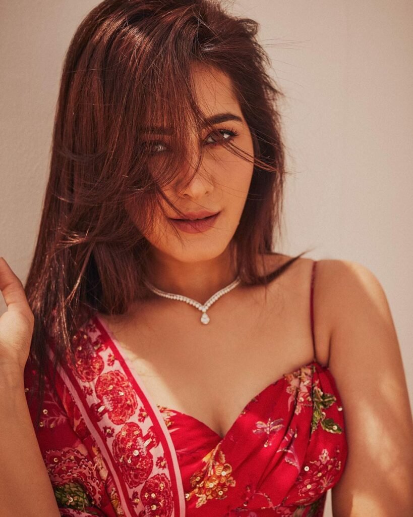 Raashi Khanna : అందాల రాశి అవకాశాల కోసం అలా చేస్తోందా? 8 raashi-khanna-amazing-looks-in-ethnic-organga-anarkali-suit