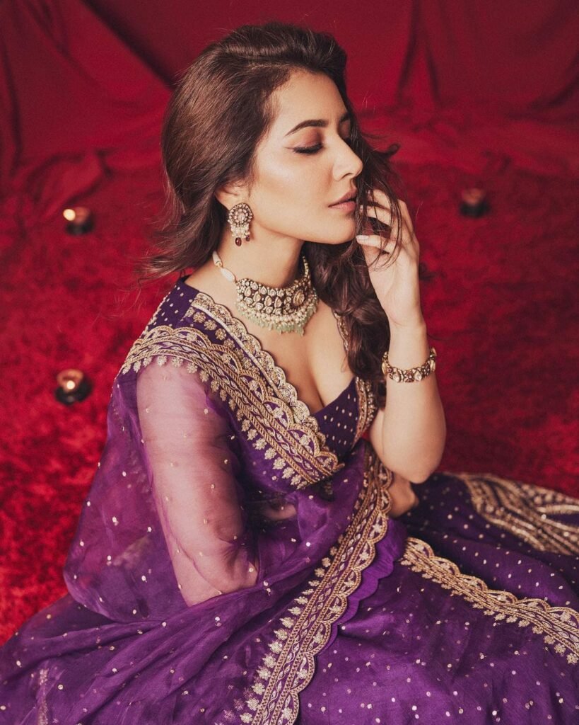 Raashi Khanna : అందాల రాశి అవకాశాల కోసం అలా చేస్తోందా? 10 raashi-khanna-amazing-looks-in-ethnic-organga-anarkali-suit